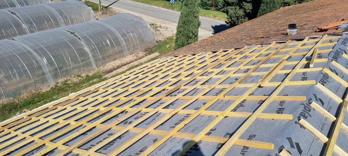 Écran de sous-toiture et liteaux préparés avant la pose des tuiles