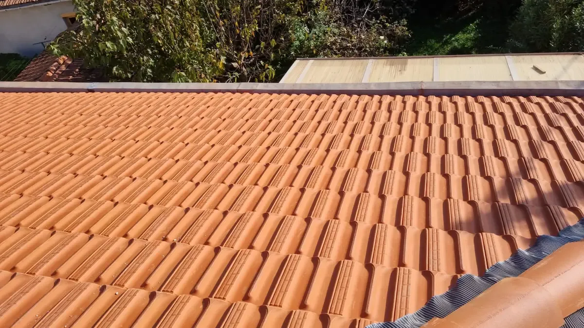 Toiture en tuiles terre cuite rénovée par ND Couvreur